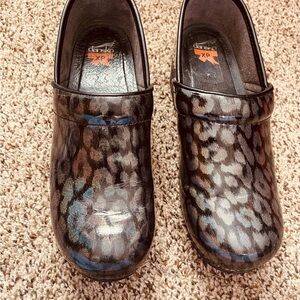 Leopard print Danskos!